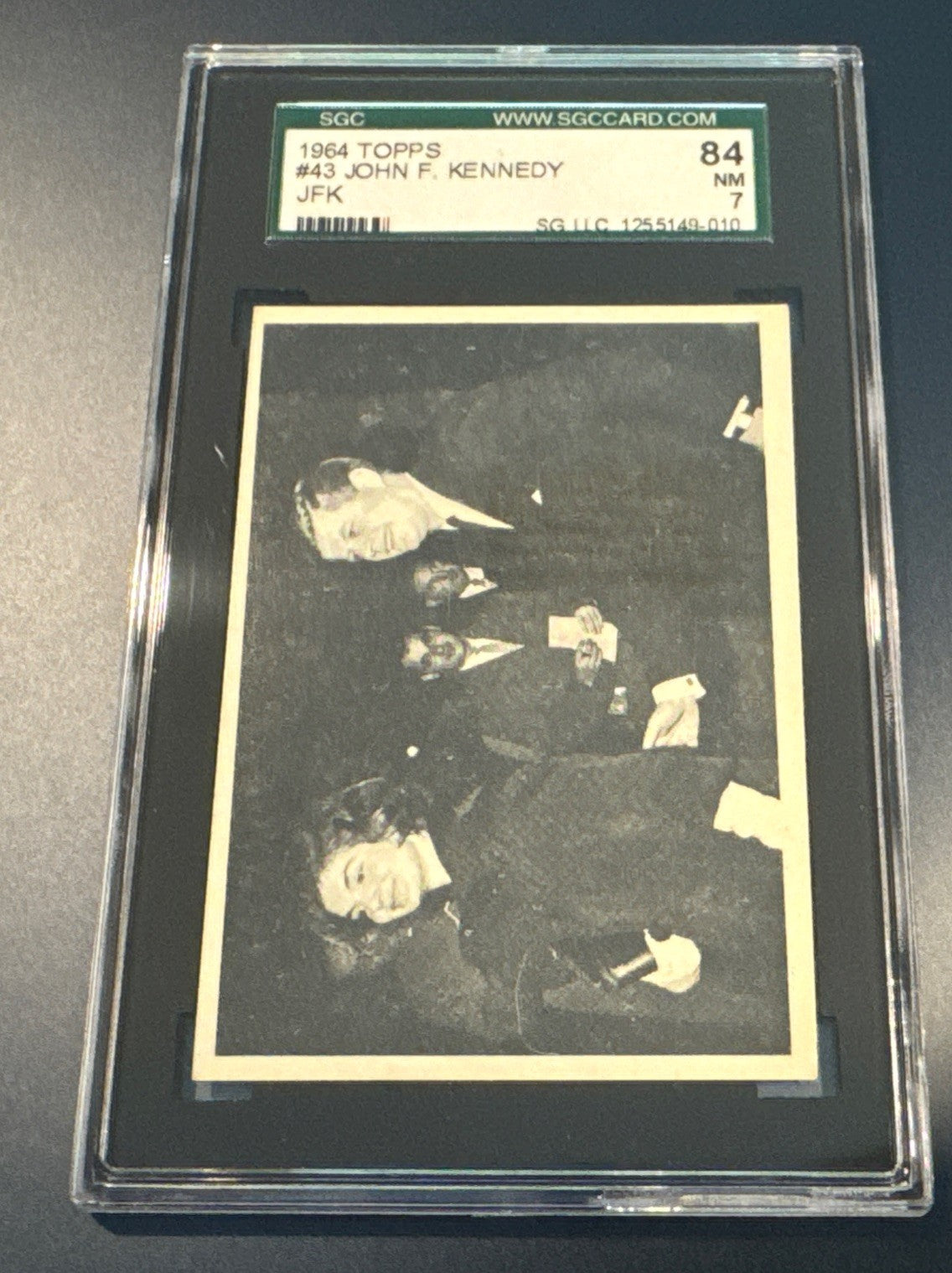 🗽 1964 Topps JFK #43 SGC 7 • John & Jackie Kennedy Arrive • Historic Set